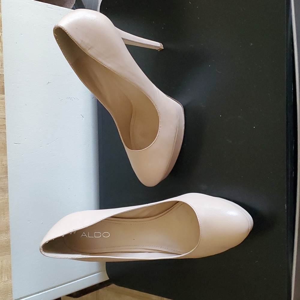 Beige heel